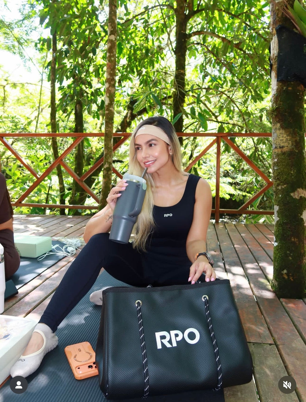 Imagen promocional de Prisma Aurora RPO con persona activa